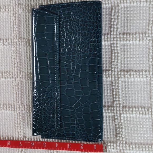 Teal faux patent leather embossed croc clutch purse - Picture 4 of 8